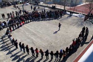 Στο προαύλιο του σχολείου.  