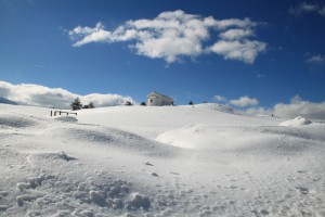 Το Εκκλησάκι της Παναγίας, στο δρόμο από Φιλιππαίους προς Σαμαρίνα 