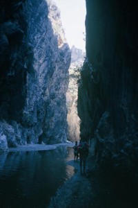 Διαχίζοντας το φαράγγι της Πορτίτσας     