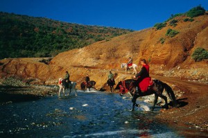 Ιππείς κατευθύνονται προς την Ι.Μ. Οσίου Νικάνορα στη Ζάβορδα