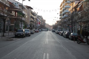 Στον κεντρικό δρόμο της πόλης, προχωρώντας προς το κέντρο      